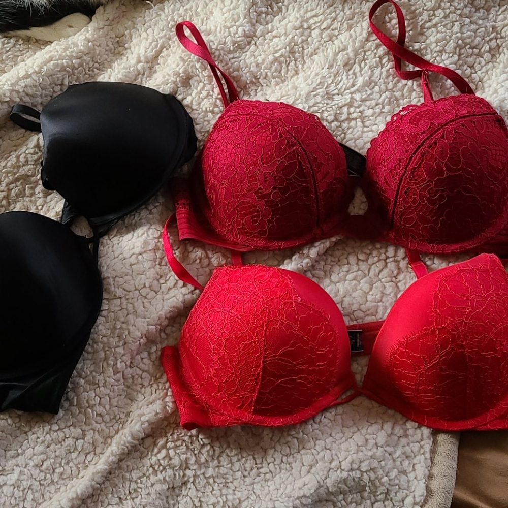 34B Victoria Secret Bombshell bras